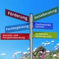 Abgebildet sind sechs Schilder. Auf den Schildern stehen die Wörter "Förderung, Sozialberatung, Fachbegleitung, Psychologische Zentren, Ausreise- und Perspektivberatung sowie Verfahrensberatung umG".