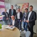 Während des Kommunaldialoges in Erndtebrück kommt Heinrich Böckelühr mit den Kommunalpolitikern Carsten Weyand (FDP), Michael Rothenpieler (SPD), Steffen Haschke (CDU) sowie Kämmerin Petra Göbel und Bürgermeister Henning Gronau (v.l.n.r.) ins Gespräch.