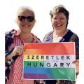 Abgebildet sind Svenja Giesen, Jakob-Muth-Schule in Unna und Julia Neuberth, Schule Hiddinghausen in Sprockhövel. Sie halten eine farbenfrohe Flagge in den Händen.