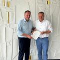 Thomas Sommer, Bezirksregierung Arnsberg (links), und Bürgermeister Thomas Grosche (rechts).