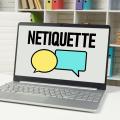 Abgebildet ist ein aufgeklappter Laptop, auf dem das Wort Netiquette dargestellt wird.