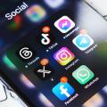 Abgebildet sind mehrere Social-Media-Apps auf einem Handy.